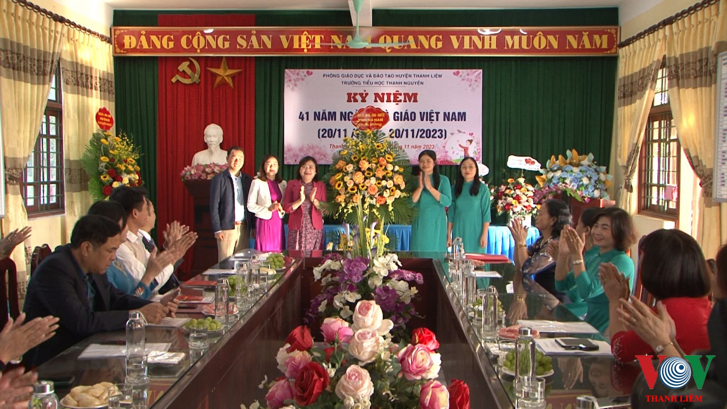Đồng chí Trưởng Ban tuyên giáo tỉnh uỷ tặng hoa chúc mừng nhà trường