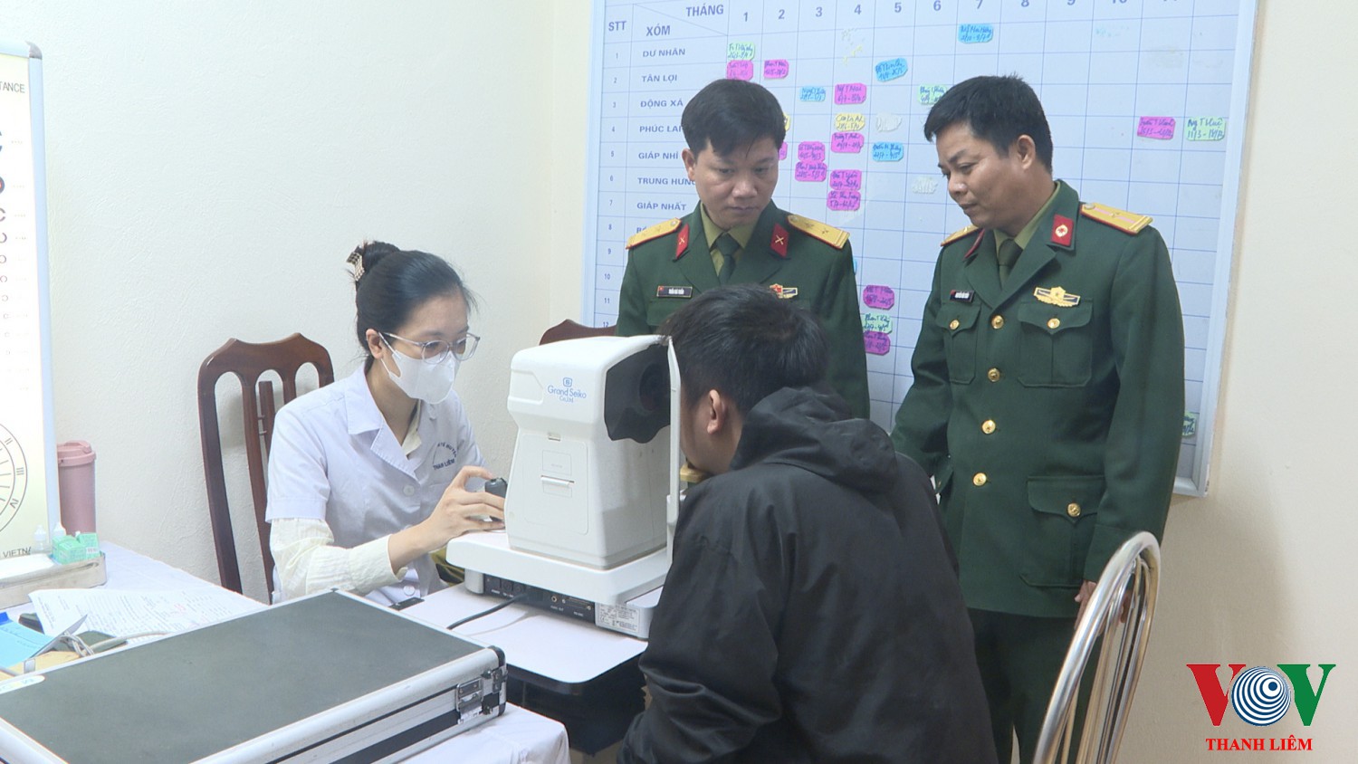 Các công dân được khám chuyên khoa. Ảnh: Kim Dung