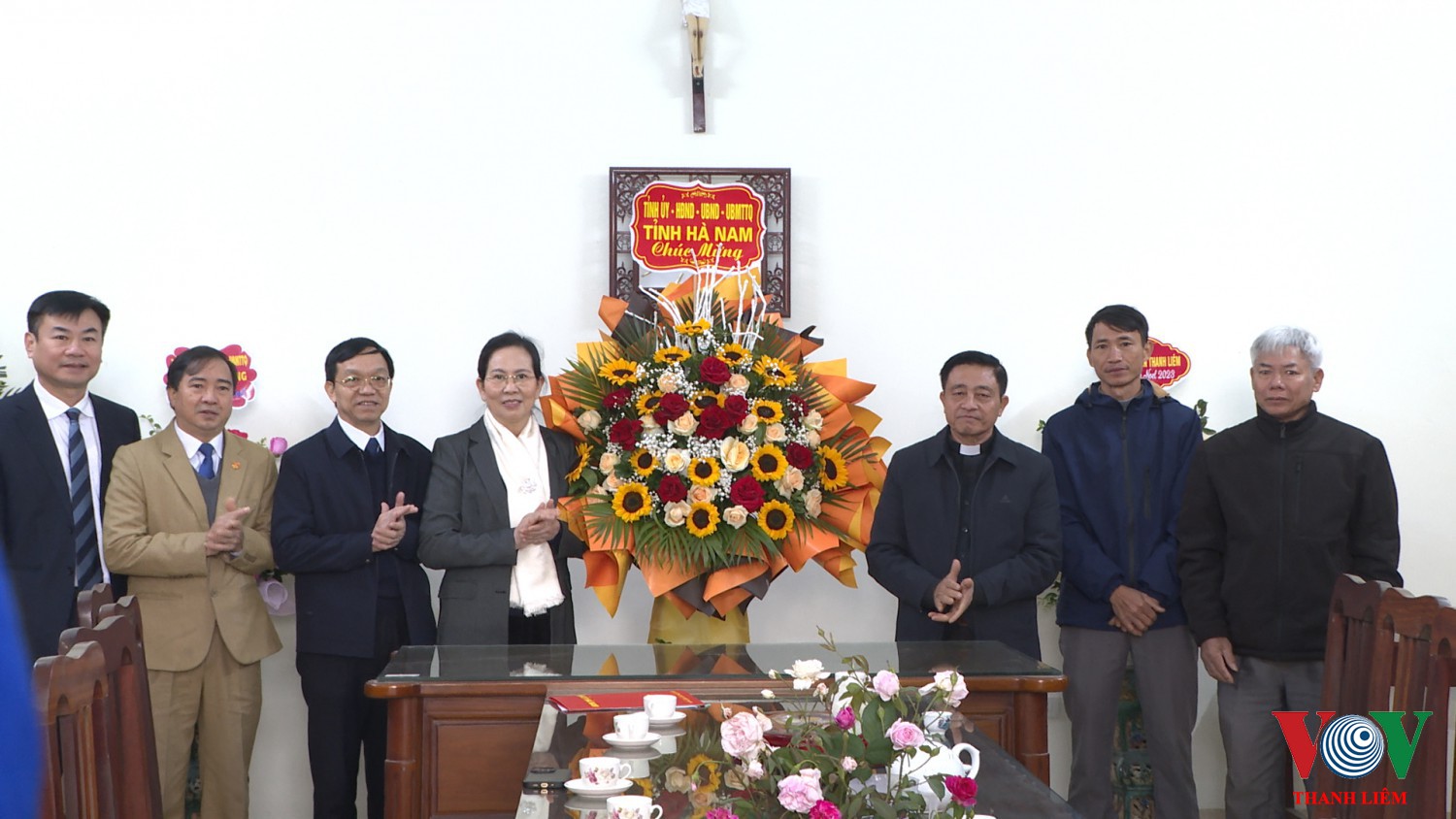 Đồng chí Lê Thị Thủy - Ủy viên Trung ương Đảng, Bí thư Tỉnh ủy, Chủ tịch HĐND tỉnh thăm và chúc mừng giáo xứ Hạ Trang