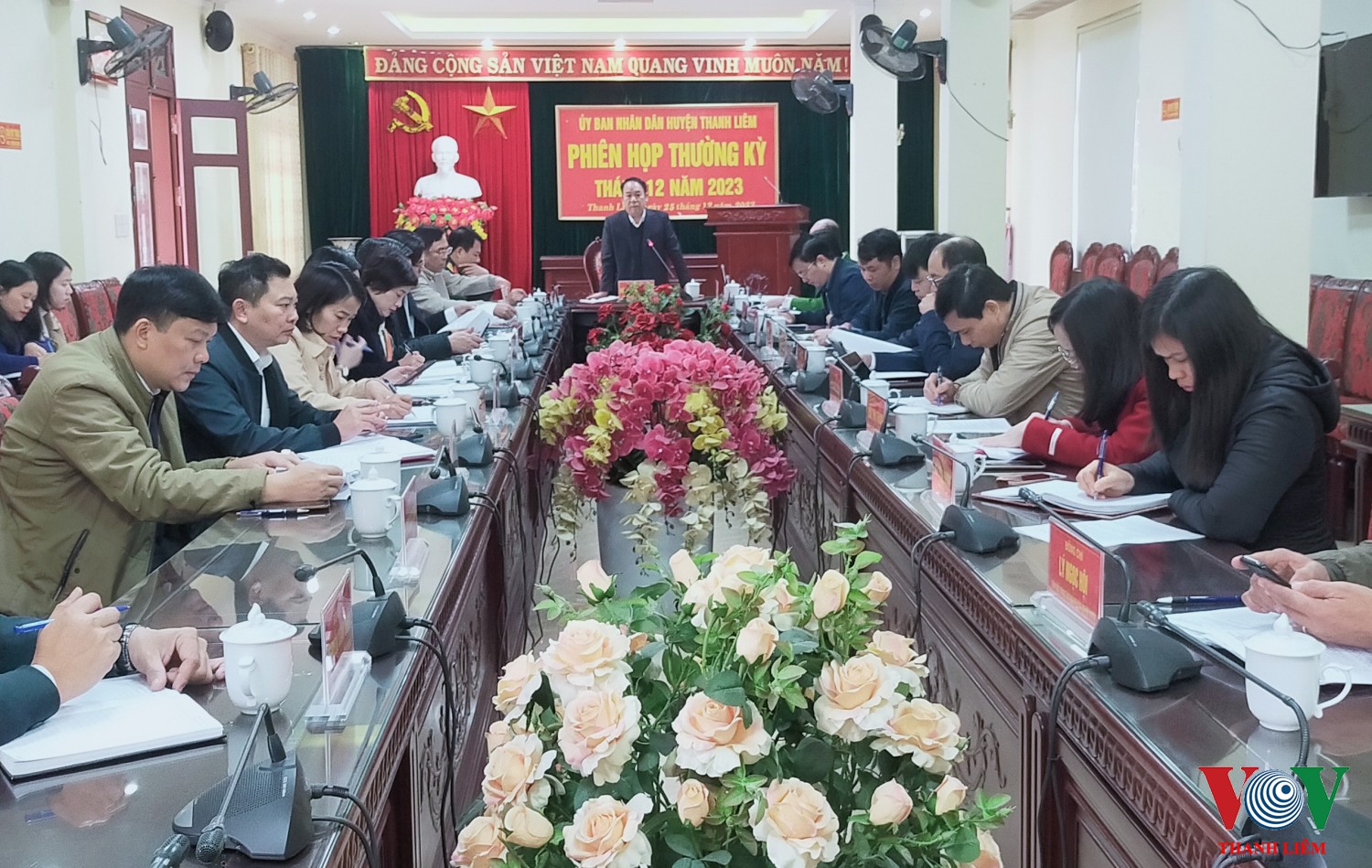 Đồng chí Hoàng Mạnh Dũng, BT HU, CT UBND huyện chủ trì hội nghị