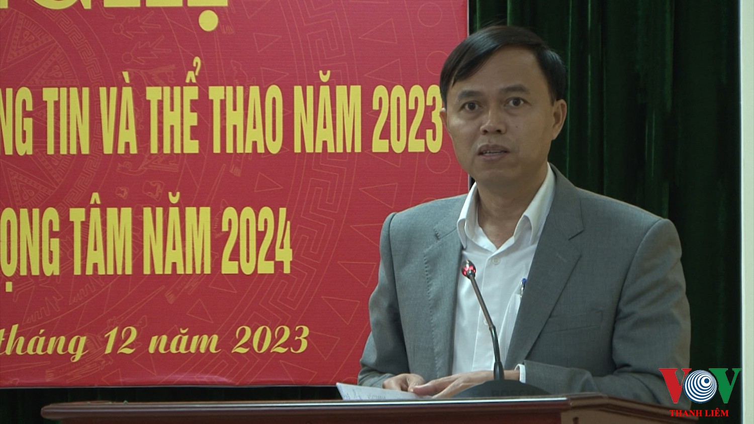 Đồng chí Trần Văn Quân - Phó CT UBND huyện phát biểu tại hội nghị