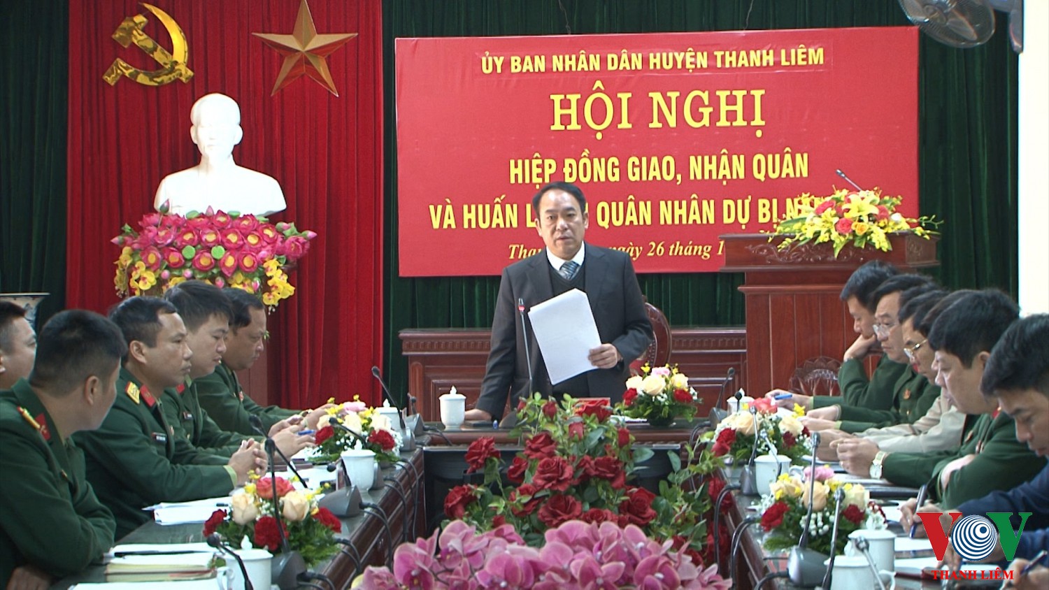 Đ/c Hoàng Mạnh Dũng - BT huyện ủy chủ tịch UBND huyện, chủ tịch hội đồng nghĩa vụ quân sự huyện chủ trì hội nghị. Ảnh: Khắc Hùng