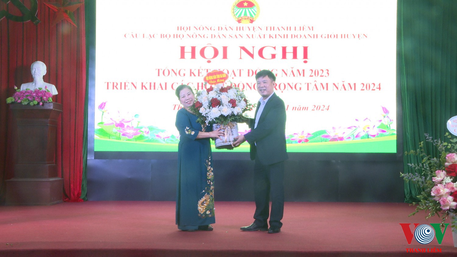 đ/c Hoàng Mạnh Dũng bt huyện ủy chủ tịch HĐND , trưởng ban chỉ đạo xây dựng ntm huyện chủ trì hội nghị.