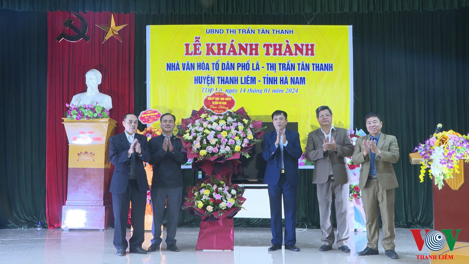 Các đồng chí lãnh đạo Đảng uỷ, UBND thị trấn chúc mừng. Ảnh: Kim Dung
