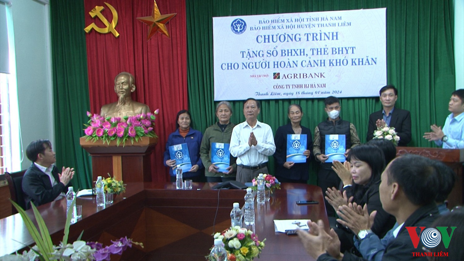 Lãnh đạo BHXH huyện trao tặng thẻ BHYT. Ảnh: Khắc Hùng