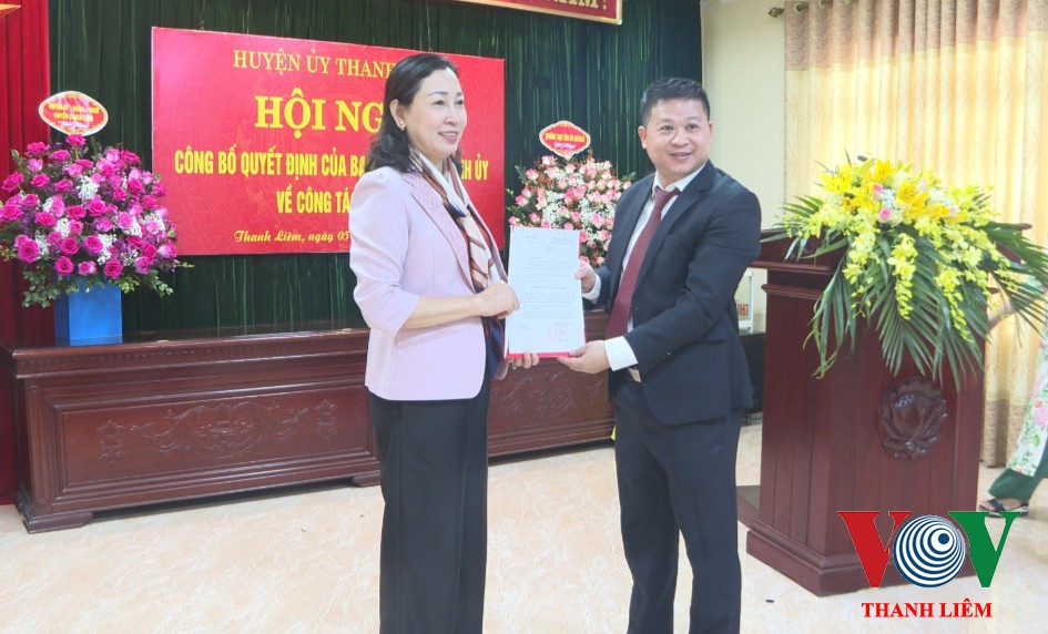 Đồng chí Đinh Thị Lụa - phó BT TT Tỉnh uỷ trao QĐ. Ảnh: Kim Dung