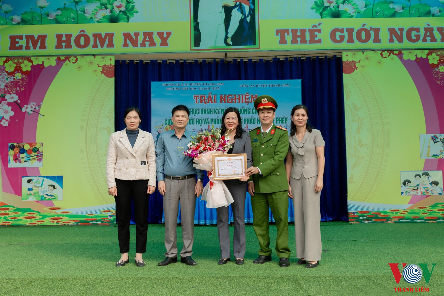 Trường tiểu học xã Thanh Thủy trải nghiệm kỹ năng PCCC, CNCH và phòng chống pháo trái phép.