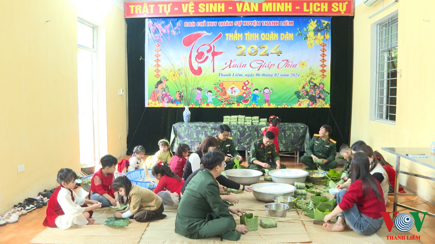 Hình ảnh gói bánh chưng . Ảnh: Kim Dung