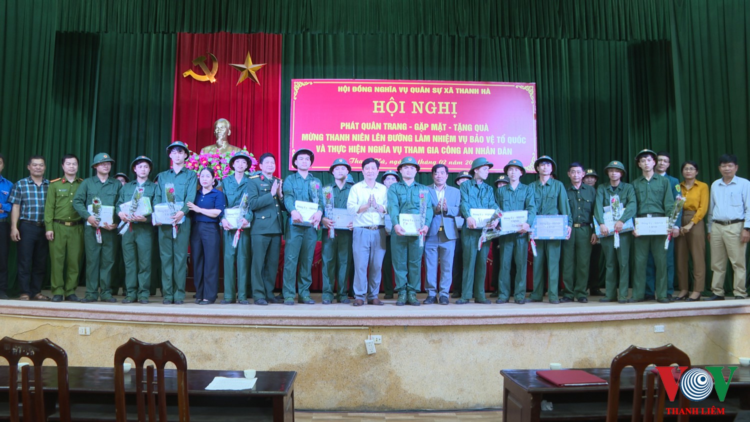 Tặng quà thanh niên trước khi lên đường nhập ngũ. Ảnh: Kim Dung