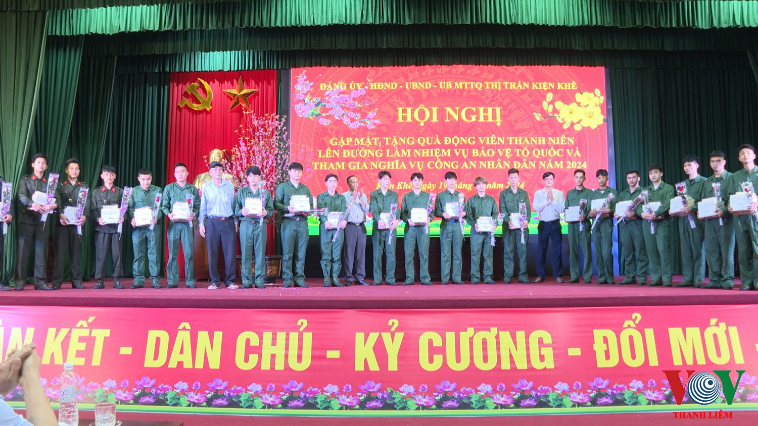 Tặng quà thanh niên trước khi lên đường nhập ngũ. Ảnh: Kim Dung