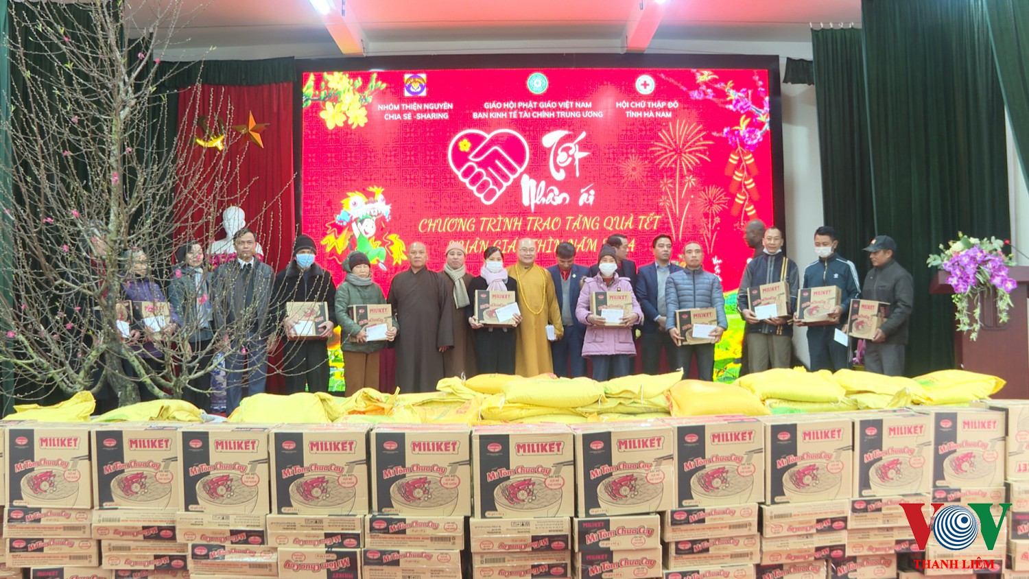 Hội chữ thập đỏ tỉnh Hà Nam phối hợp trao tặng quà Tết cho hộ nghèo.