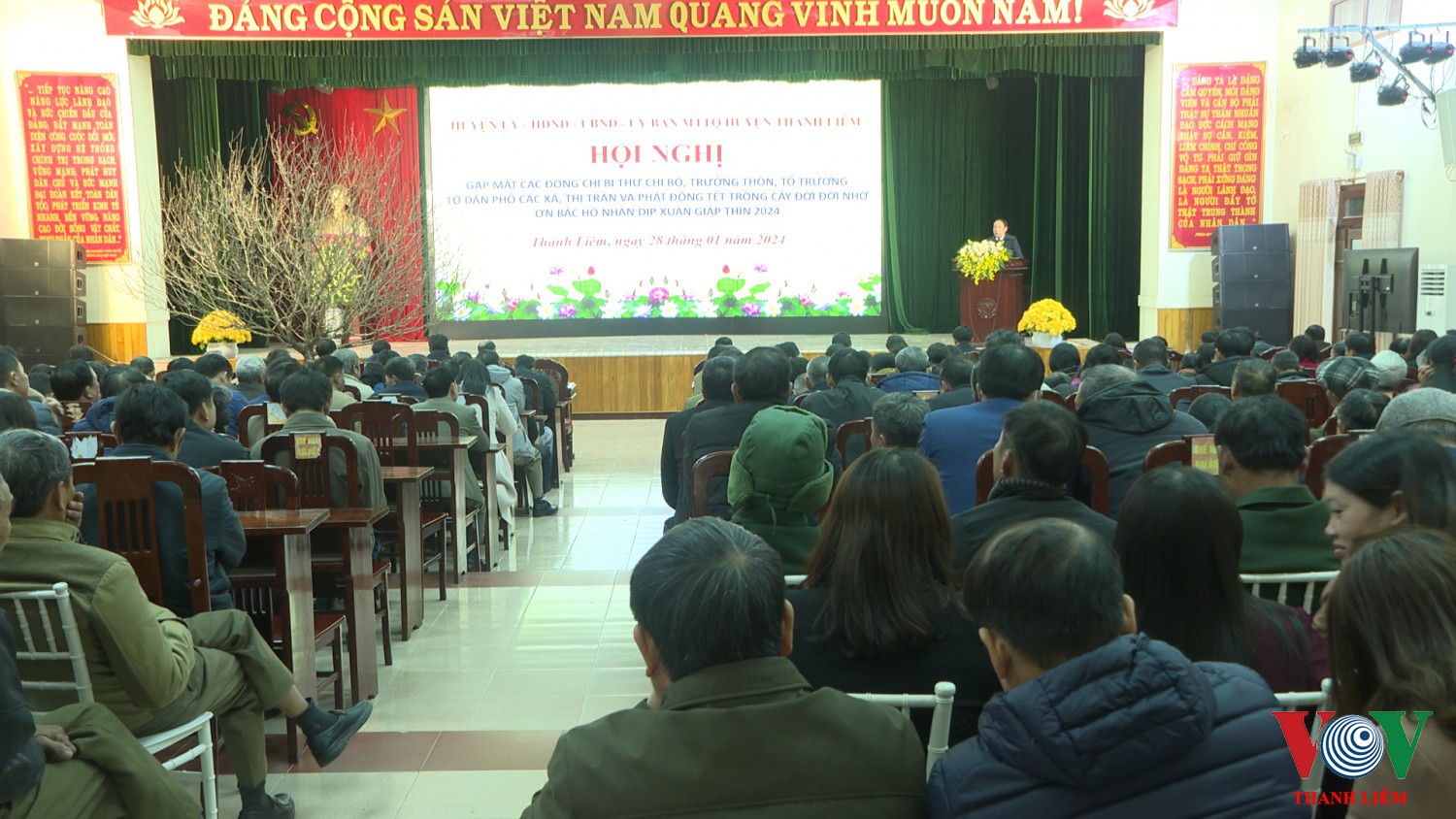 Đ/c Hoàng Mạnh Dũng - BT huyện ủy, chủ tịch HĐND huyện phát biểu tại buổi gặp mặt. Ảnh: Kim Dung