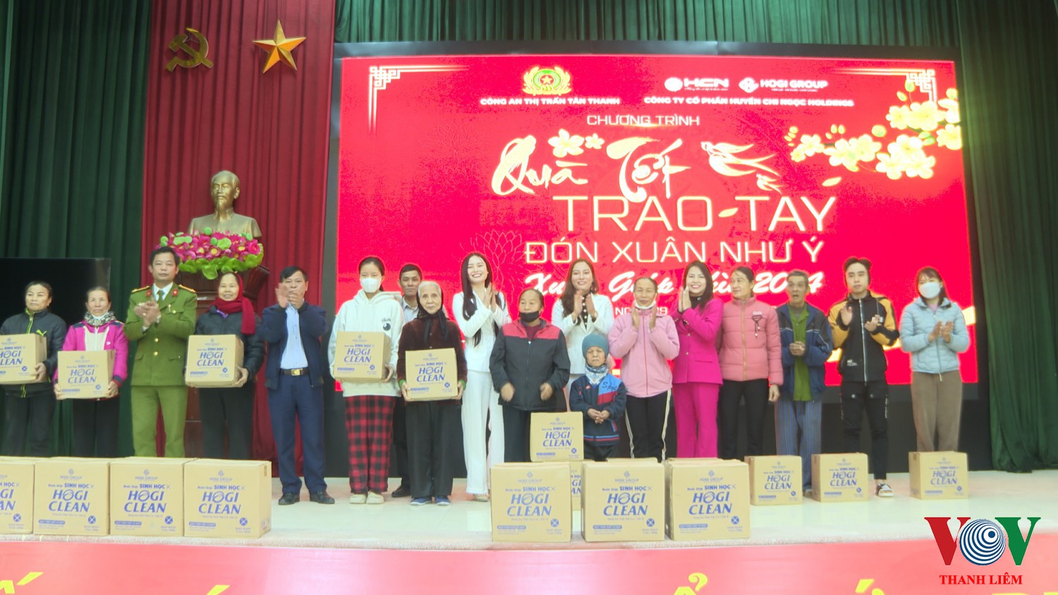Công an thị trấn Tân Thanh và nhà tài trợ trao quà. Ảnh: Kim Dung