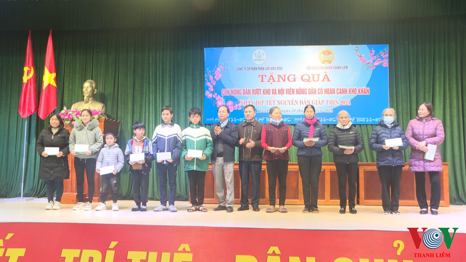 Huyện hội cùng nhà tài trợ trao quà tết. Ảnh: Kim Dung