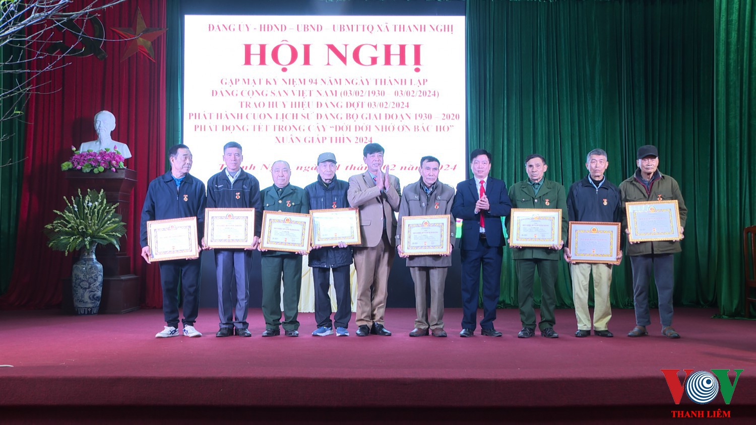 Trao tặng huy hiệu Đảng cho đảng viên . Ảnh: Kim Dung