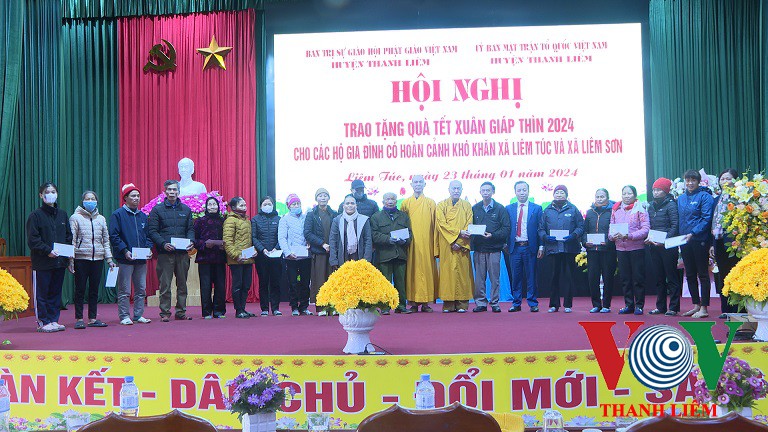 Trao quà cho các đối tượng. Ảnh: Kim Dung