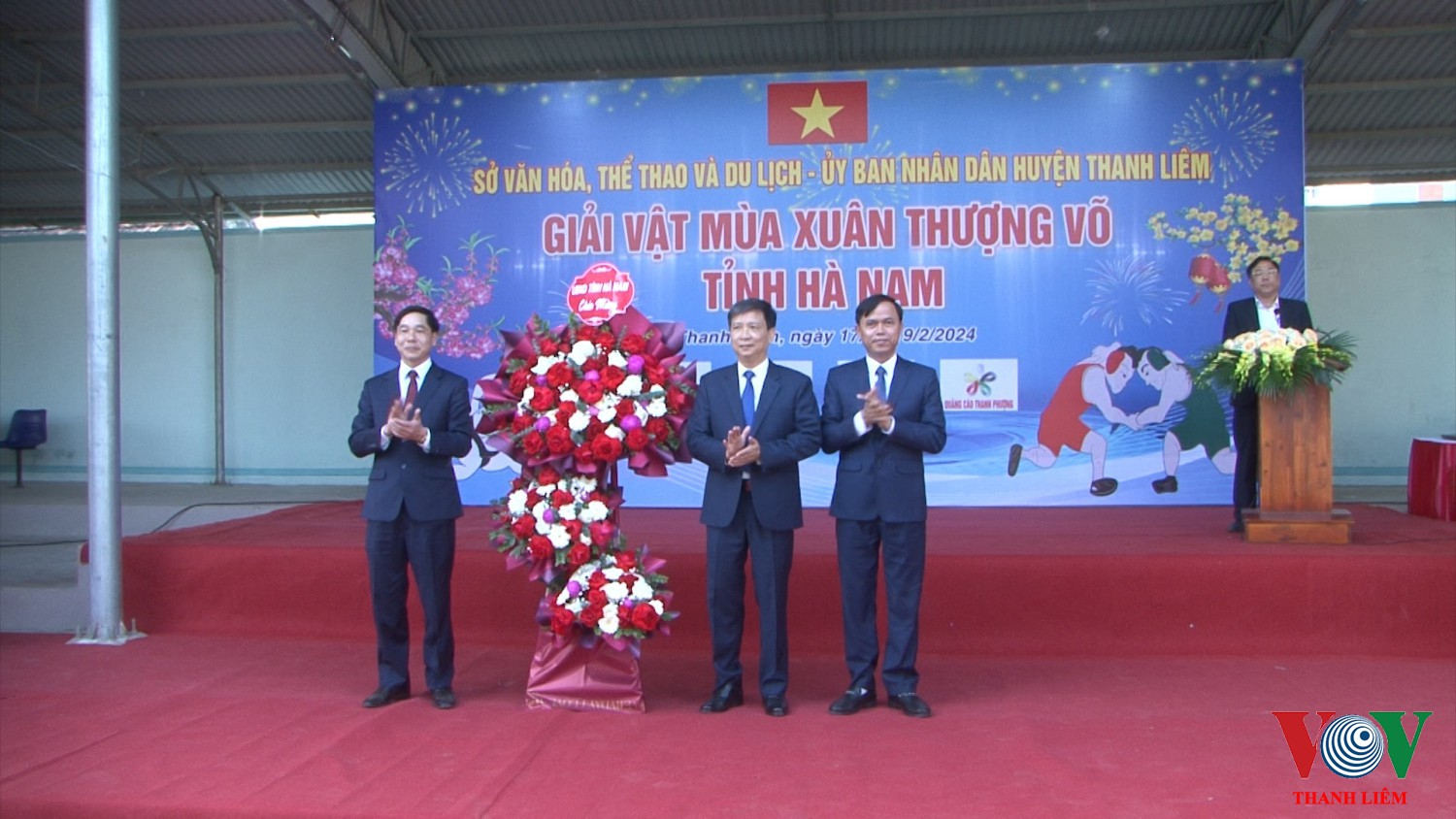 Đồng chí Nguyễn Anh Chức – UV BTV Tỉnh ủy, Phó CT thường trực UBND tỉnh tặng hoa chúc mừng BTC
