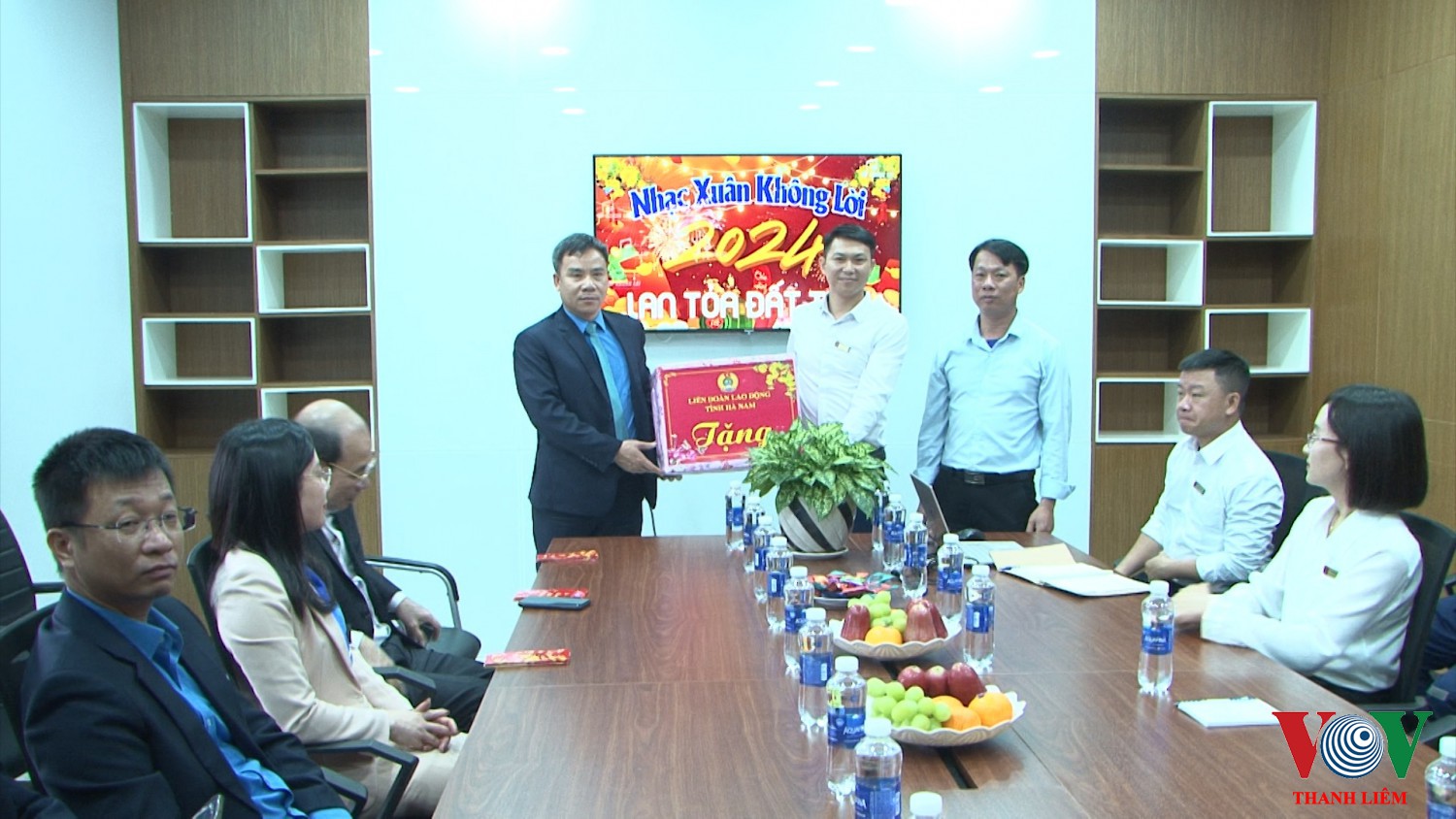 Lãnh đạo LĐLĐ tỉnh tặng quà công ty TNHH MTV Hoa Sen Hà Nam. Ảnh: Khắc Hùng