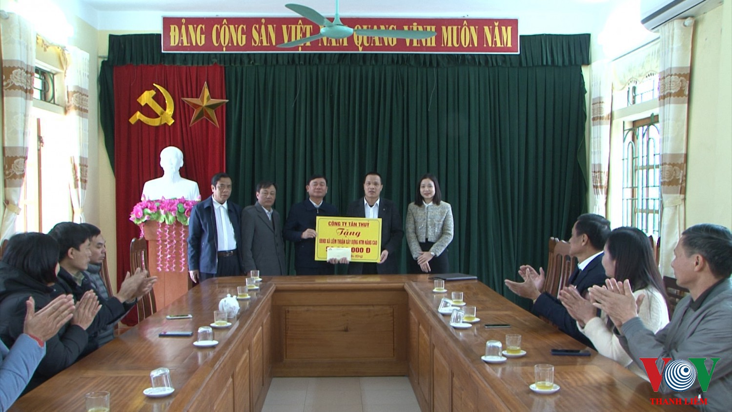 Thanh Liêm: Công Ty Tân Thủy trao kinh phí hỗ trợ xây dựng nông thôn mới nâng cao.