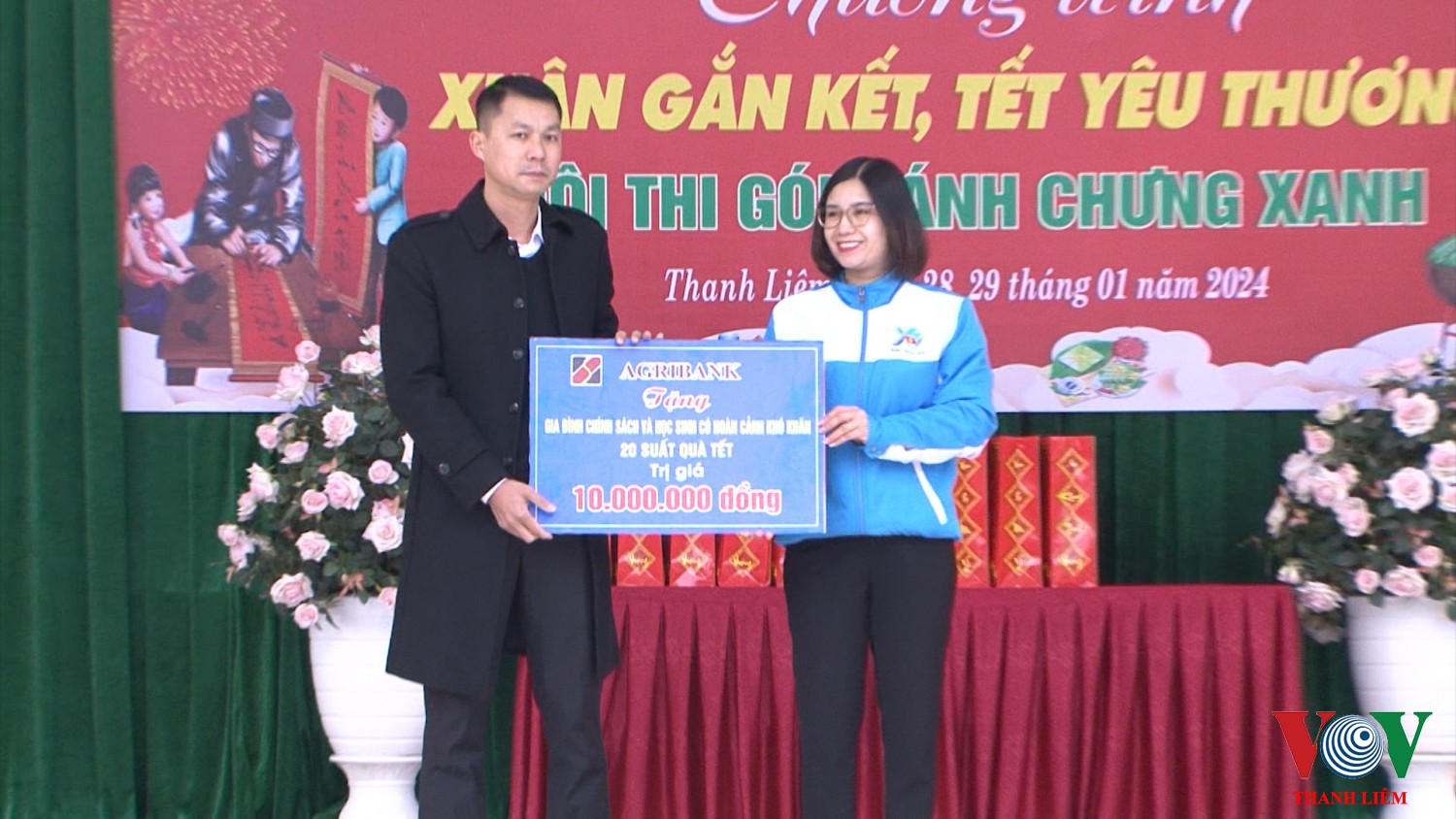 Ngân hàng NN & PT NT huyện trao quà. Ảnh: Khắc Hùng
