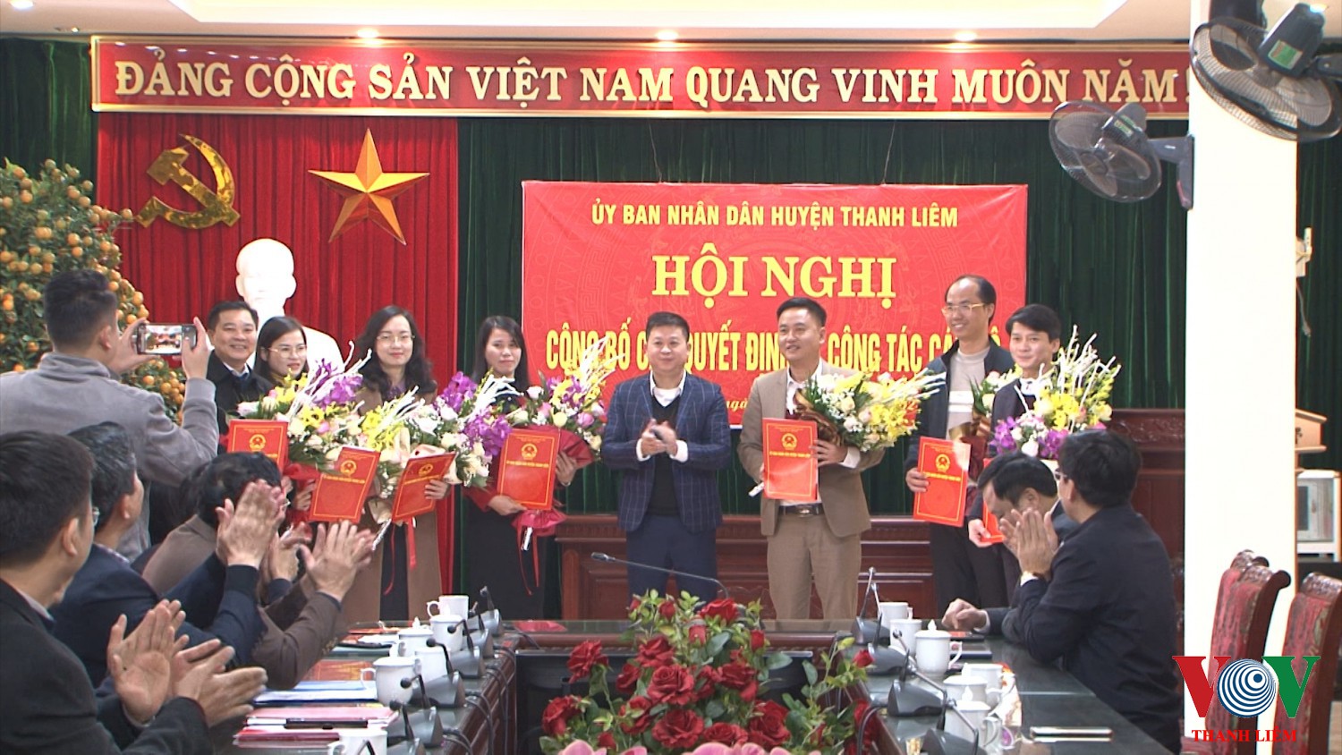 Đồng chí Đào Tuấn Anh - Phó Bí thư Huyện ủy, Chủ tịch Ủy ban nhân dân huyện trao QĐ bổ nhiệm. Ảnh: Khắc Hùng