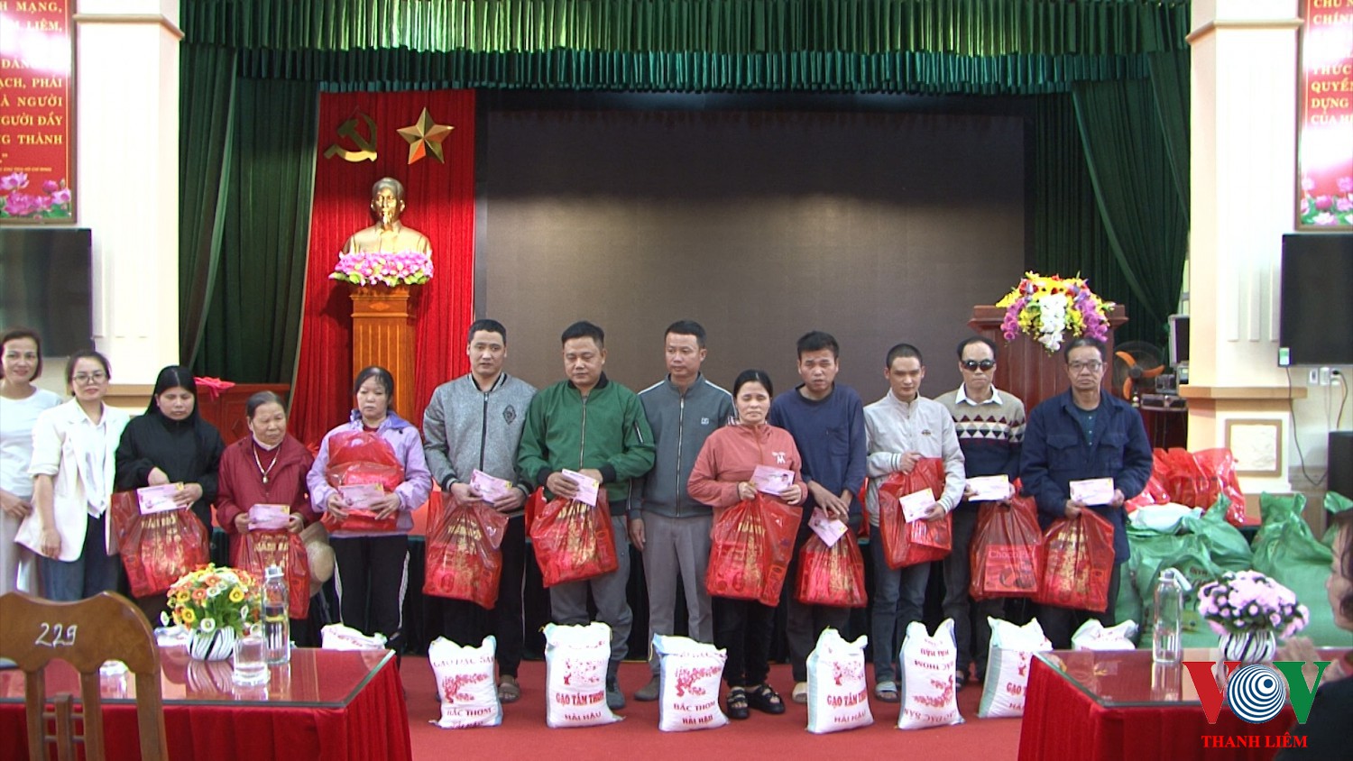 Trao quà cho hội viên người mù. Ảnh: Khắc Hùng