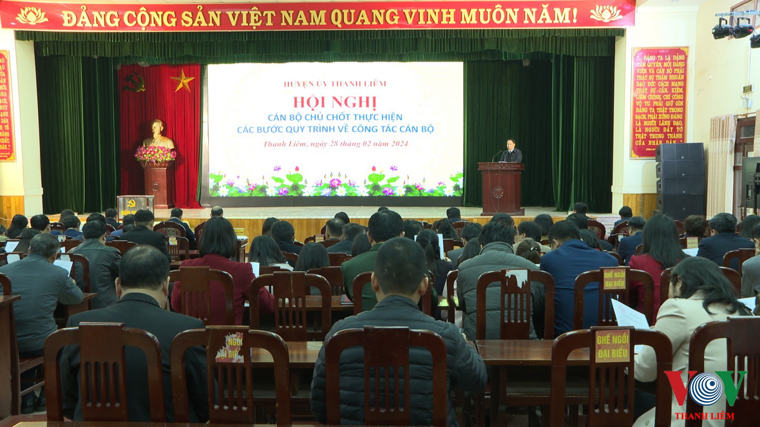 Đồng chí Hoàng Mạnh Dũng - BT Huyện ủy, Chủ tịch HĐND huyện phát biểu tại hội nghị.