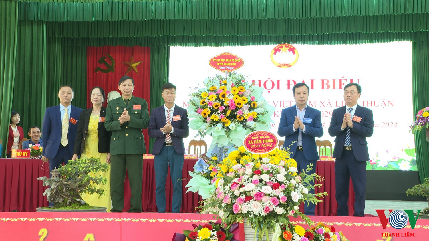 Lãnh đạo MTTQ huyện tặng hoa chúc mừng đại hội