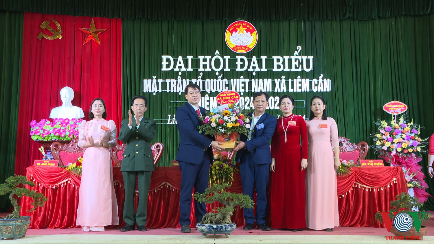 Tặng hoa chúc mừng ĐH