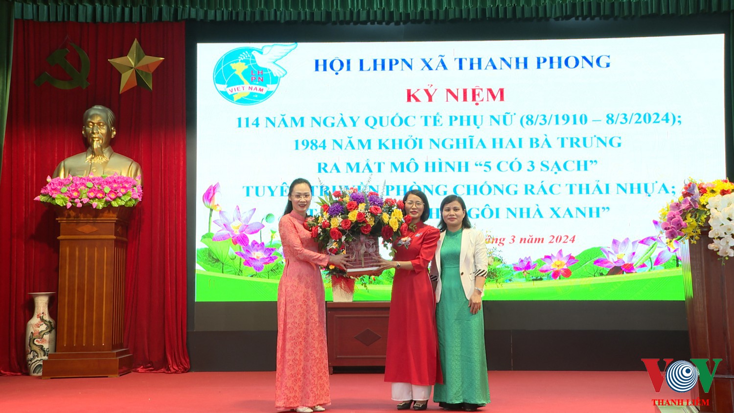 Lãnh đạo hội LHPN huyện tặng hoa chúc mừng