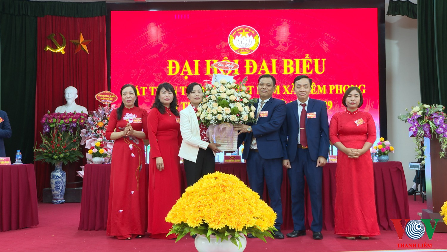 Lãnh đạo xã tặng hoa chúc mừng đại hội. Ảnh: Kim Dung