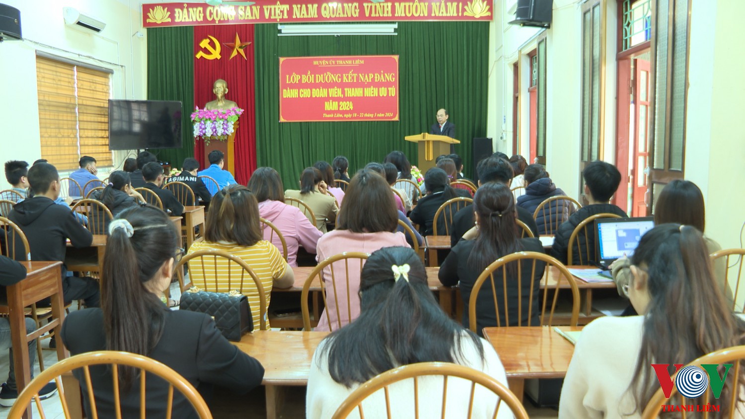 Đồng chí Trần Xuân Thành, Phó BT TT Huyện uỷ phát biểu tại lễ khai giảng