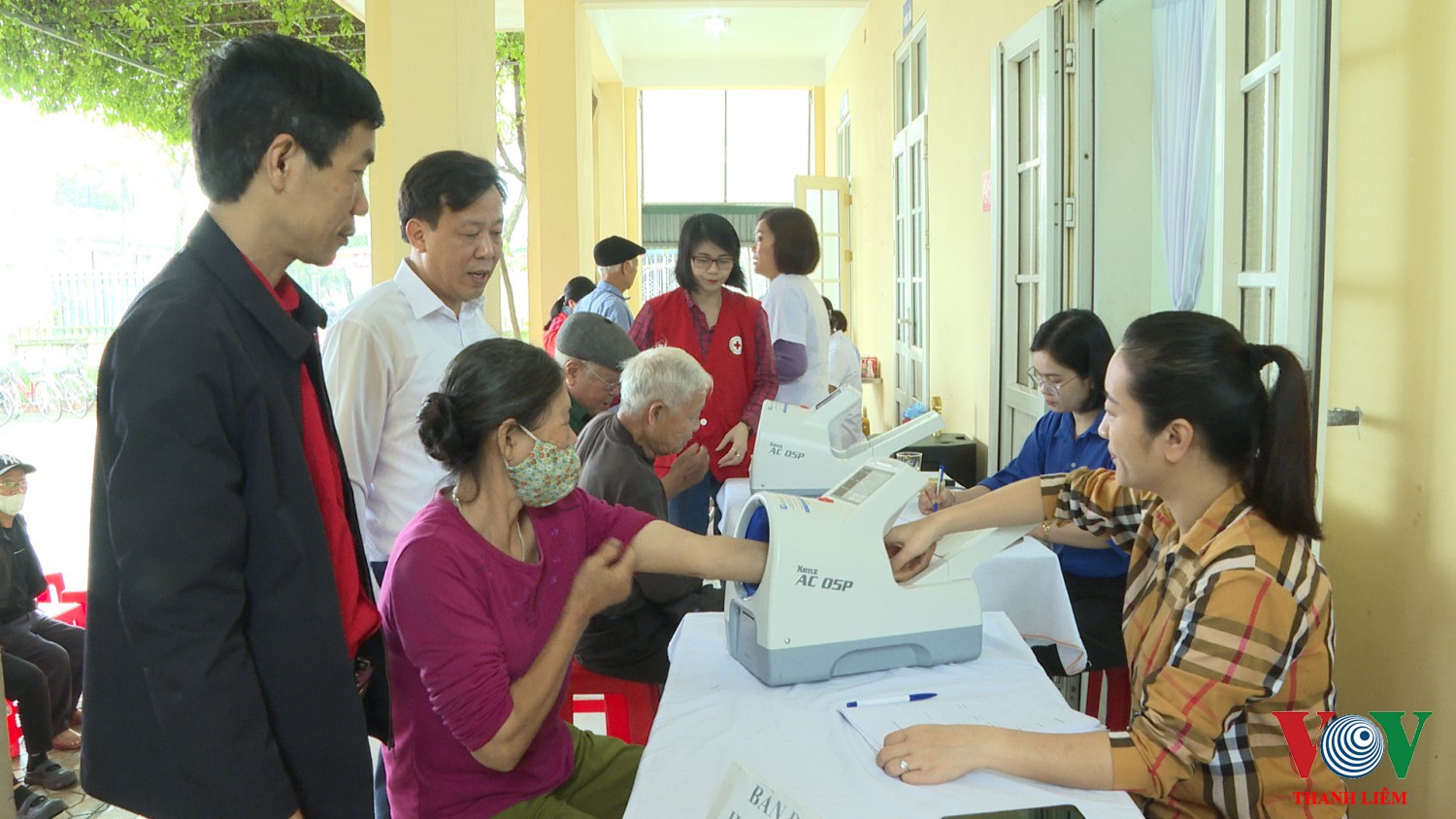 Hình ảnh khám và tư vấn cho các đối tượng. Ảnh: Kim Dung