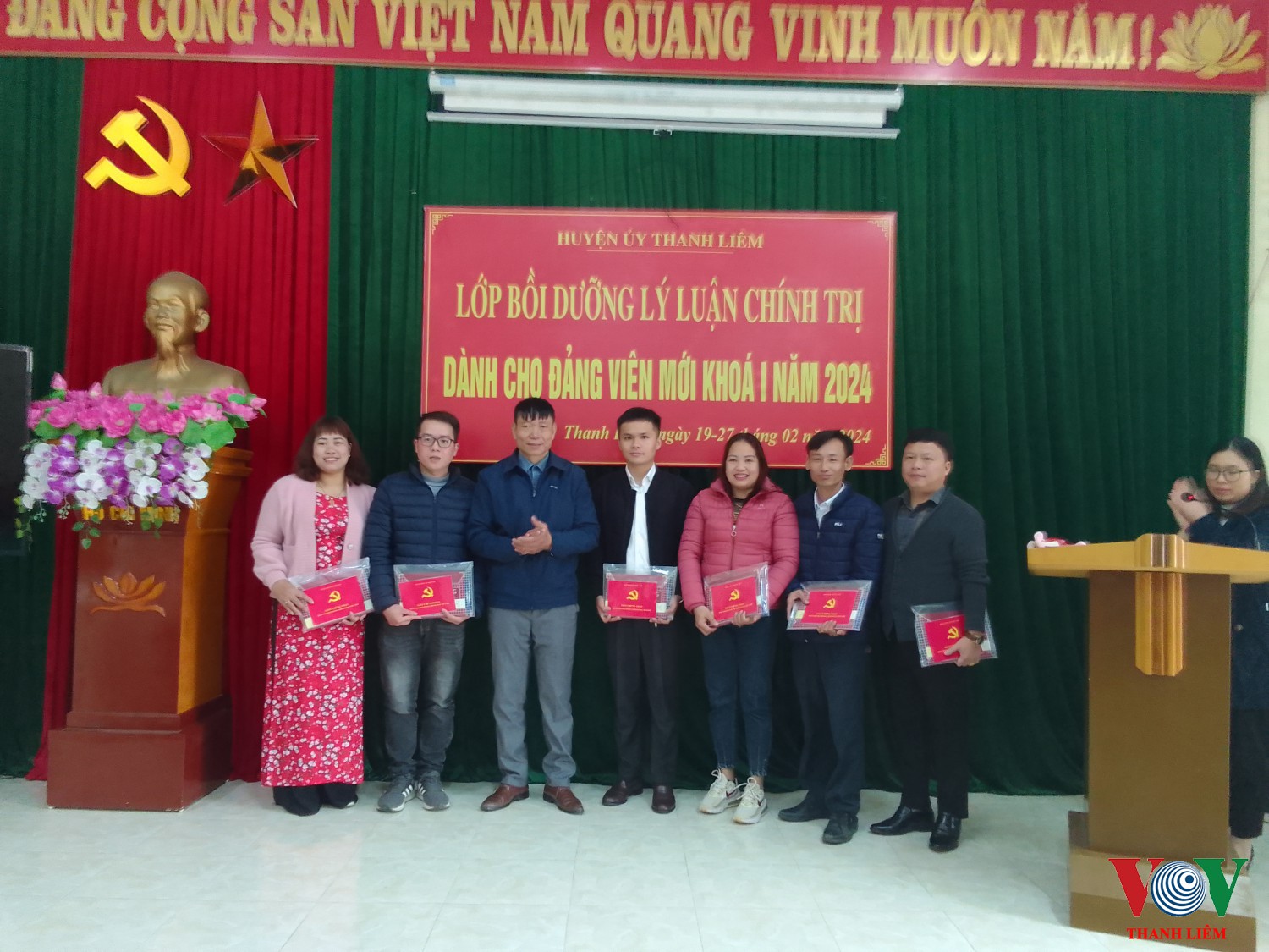 Trao giấy chứng nhận cho học viên