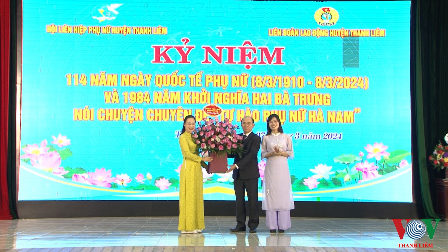Lãnh đạo huyện tặng hoa chúc mừng . Ảnh: Khắc Hùng