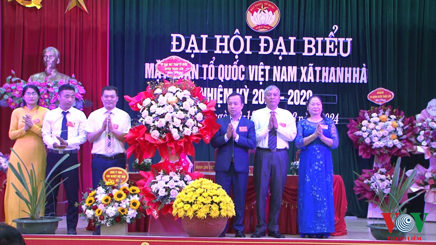 Lãnh đạo UB MTTQ huyện tặng hoa chúc mừng đại hội