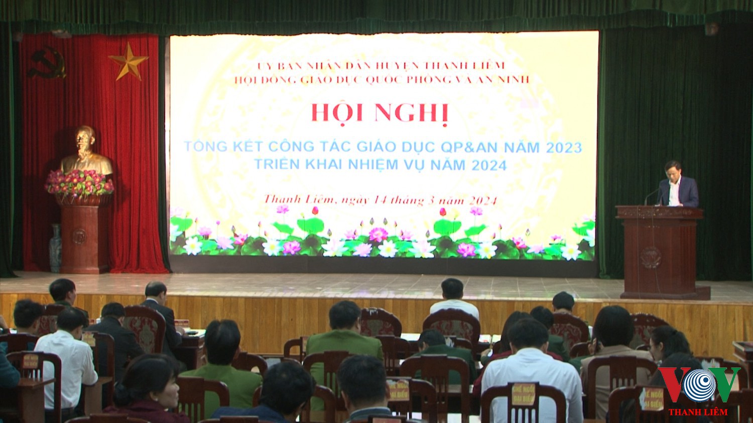 Đồng chí Trần Văn Quân - Phó CT UBND huyện phát biểu tại hội nghị. Ảnh: Khắc Hùng
