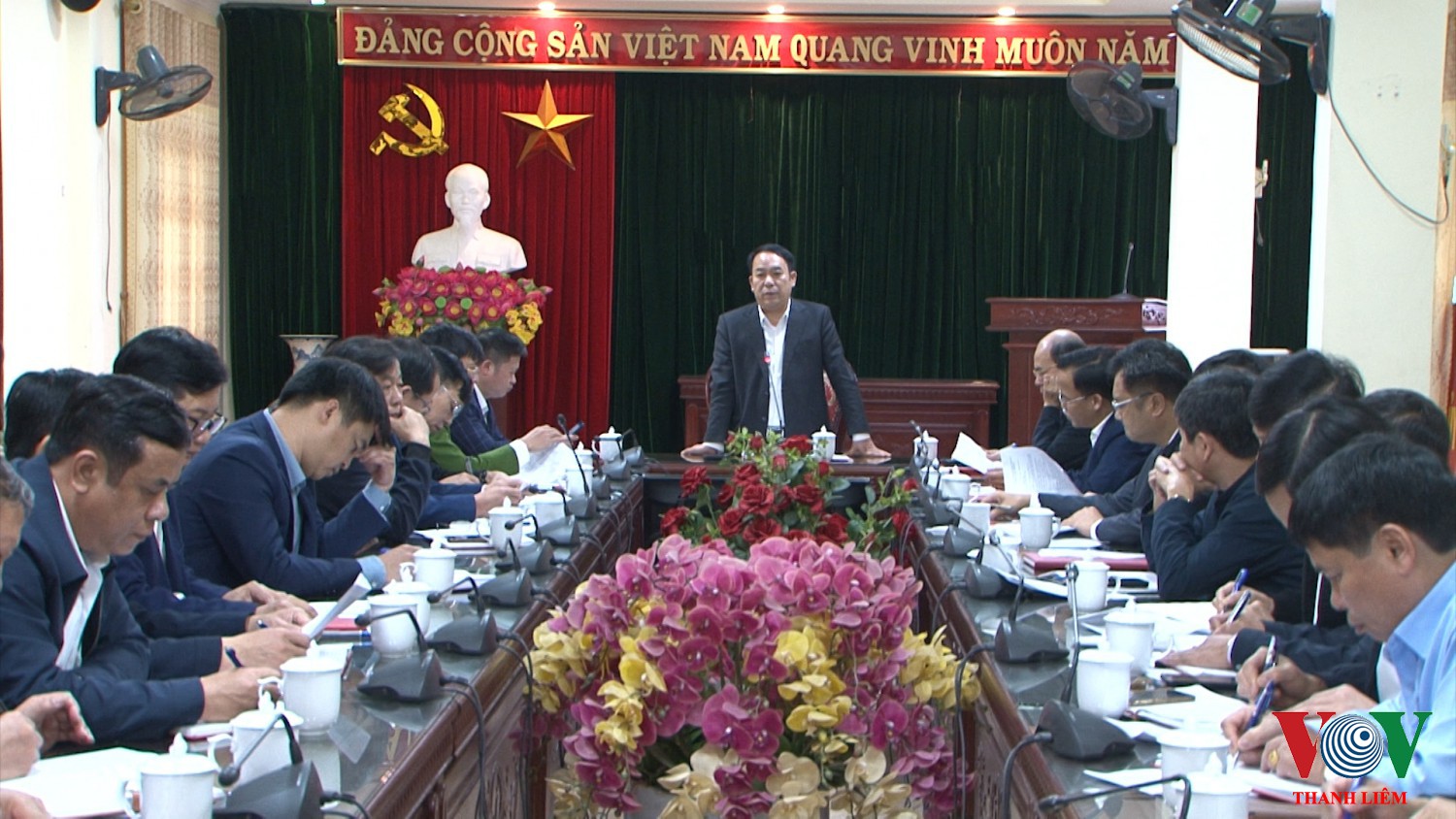Đồng chí Hoàng Mạnh Dũng - Bí thư Huyện ủy, Chủ tịch HĐND huyện phát biểu tại hội nghị. Ảnh: Khắc Hùng