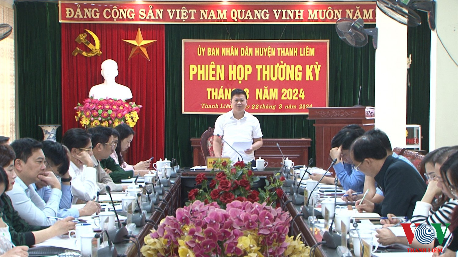 Đc Đào Tuấn Anh - phó BT huyện ủy, chủ tịch UBND huyện chủ trì hội nghị. Ảnh: Khắc Hùng