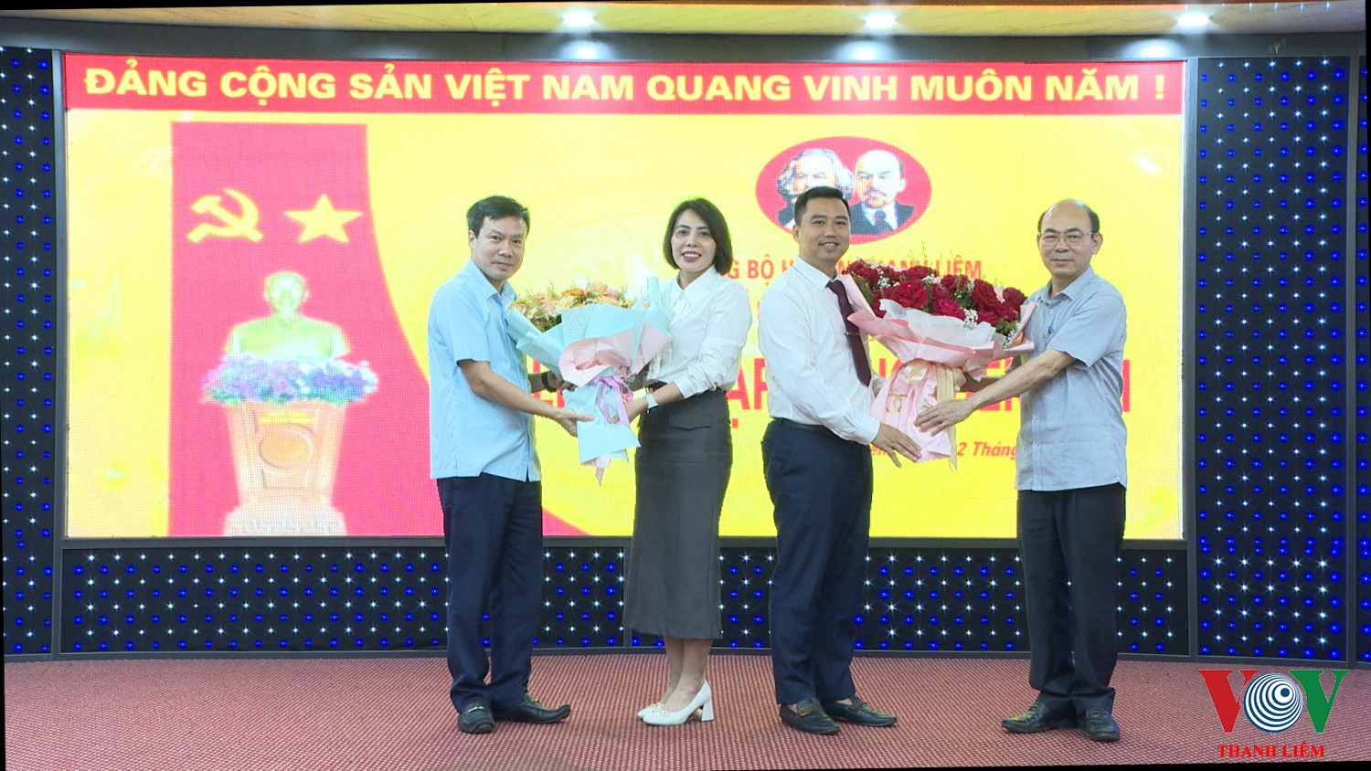 Lãnh đạo HU tặng hoa chúc mừng. Ảnh: Kim Dung