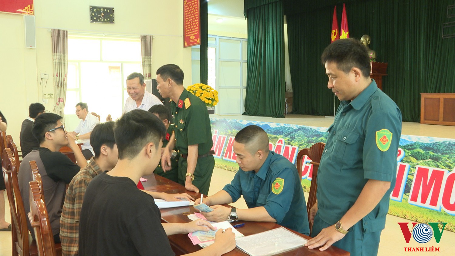 Nam công dân đăng ký nghĩa vụ quân sự. Ảnh: Kim Dung