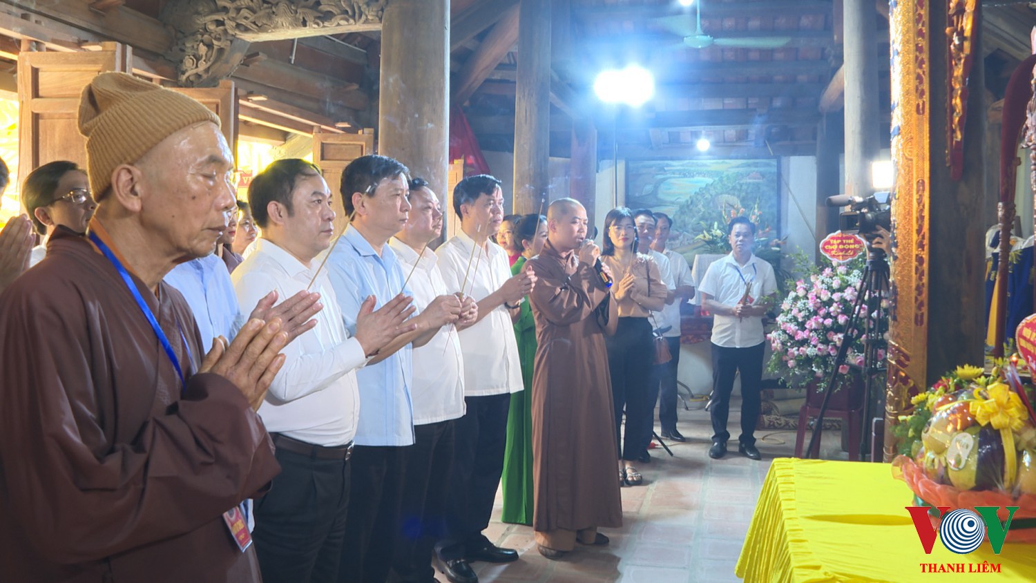 Các đồng chí lãnh đạo Huyện uỷ, HĐND, UBND huyện dâng hương. Ảnh: Kim Dung