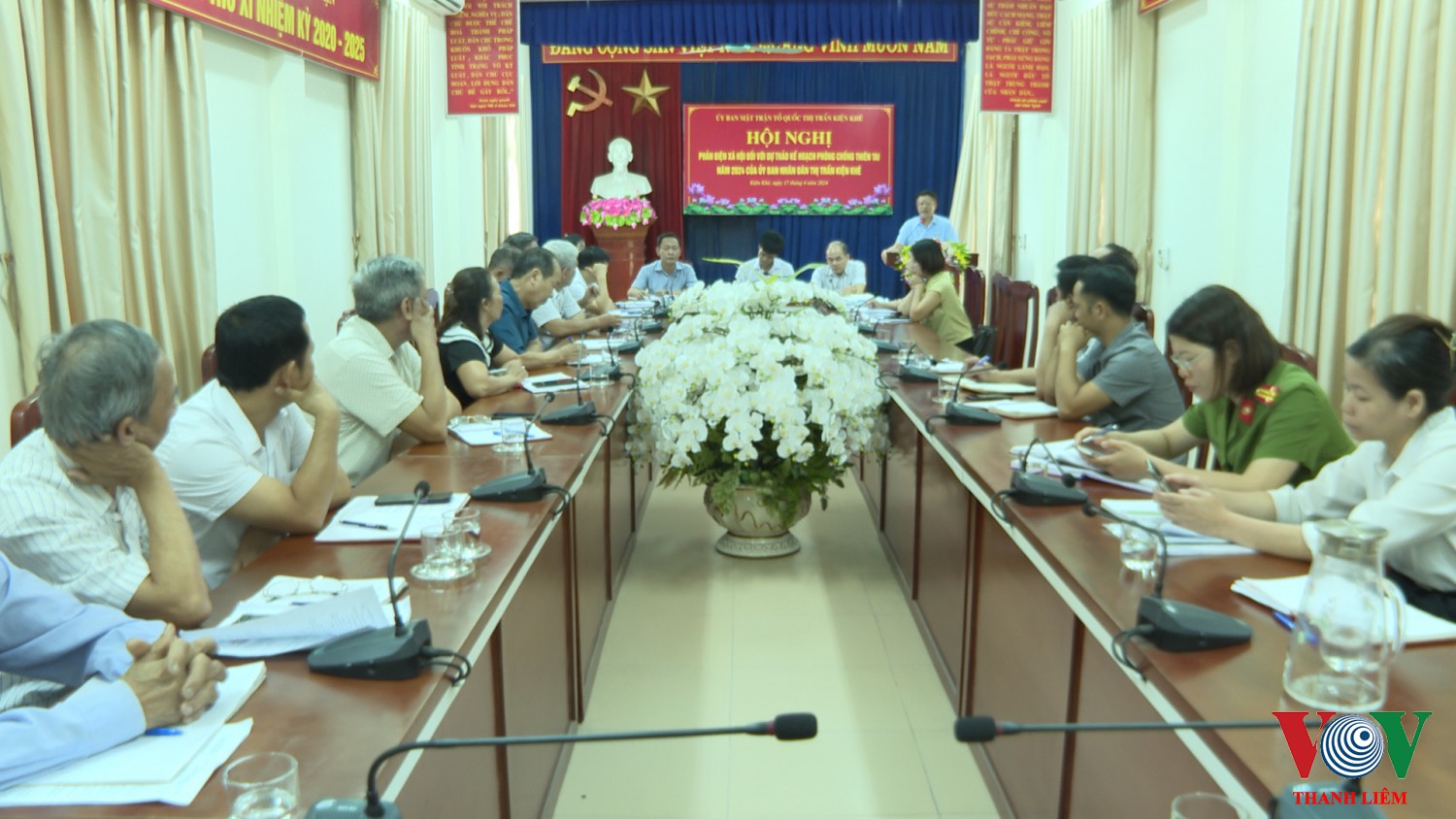 Lãnh đạo thị trấn tiếp thu và giải trình tại hội nghị. Ảnh: Kim Dung