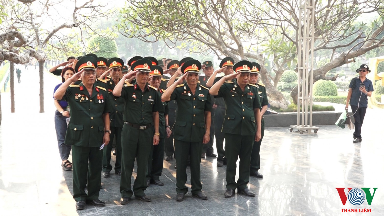 Đoàn dâng hương, viếng nghĩa trang liệt sĩ Điện Biên