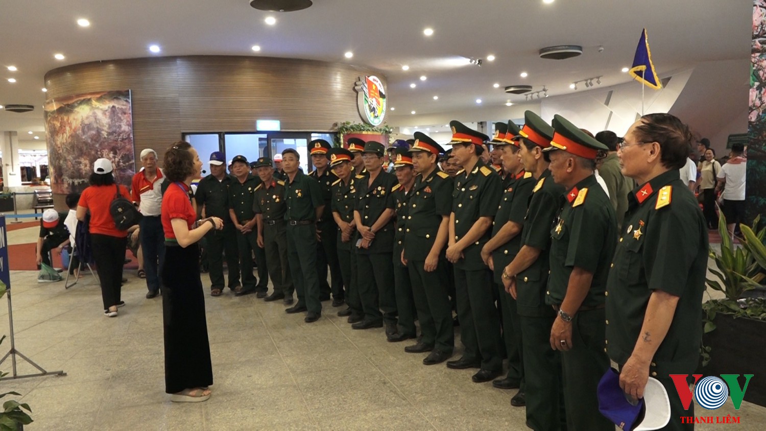 Đoàn thăm quan bảo tàng Điện Biên Phủ