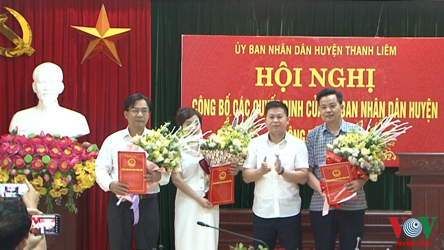 Đồng chí Đào Tuấn Anh - Phó BTHU, CT UBND Huyện trao quyết định và tặng hoa chúc mừng. Ảnh: Khắc Hùng