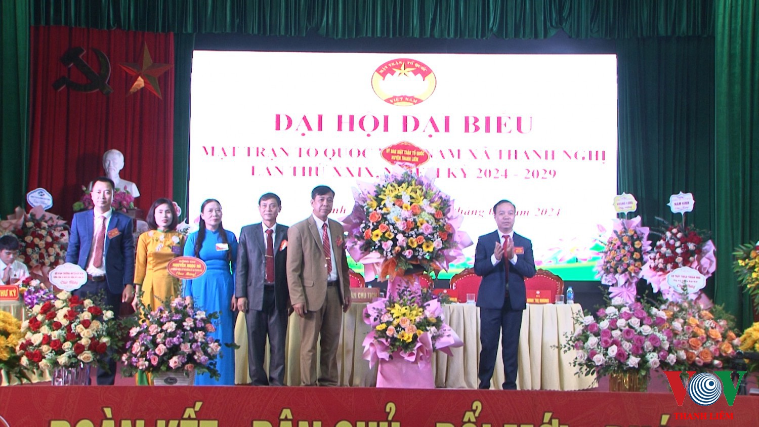 Đồng Chí Đỗ Thành Trung   CT UB MTTQ huyện tặng hoa chúc mừng đại hội