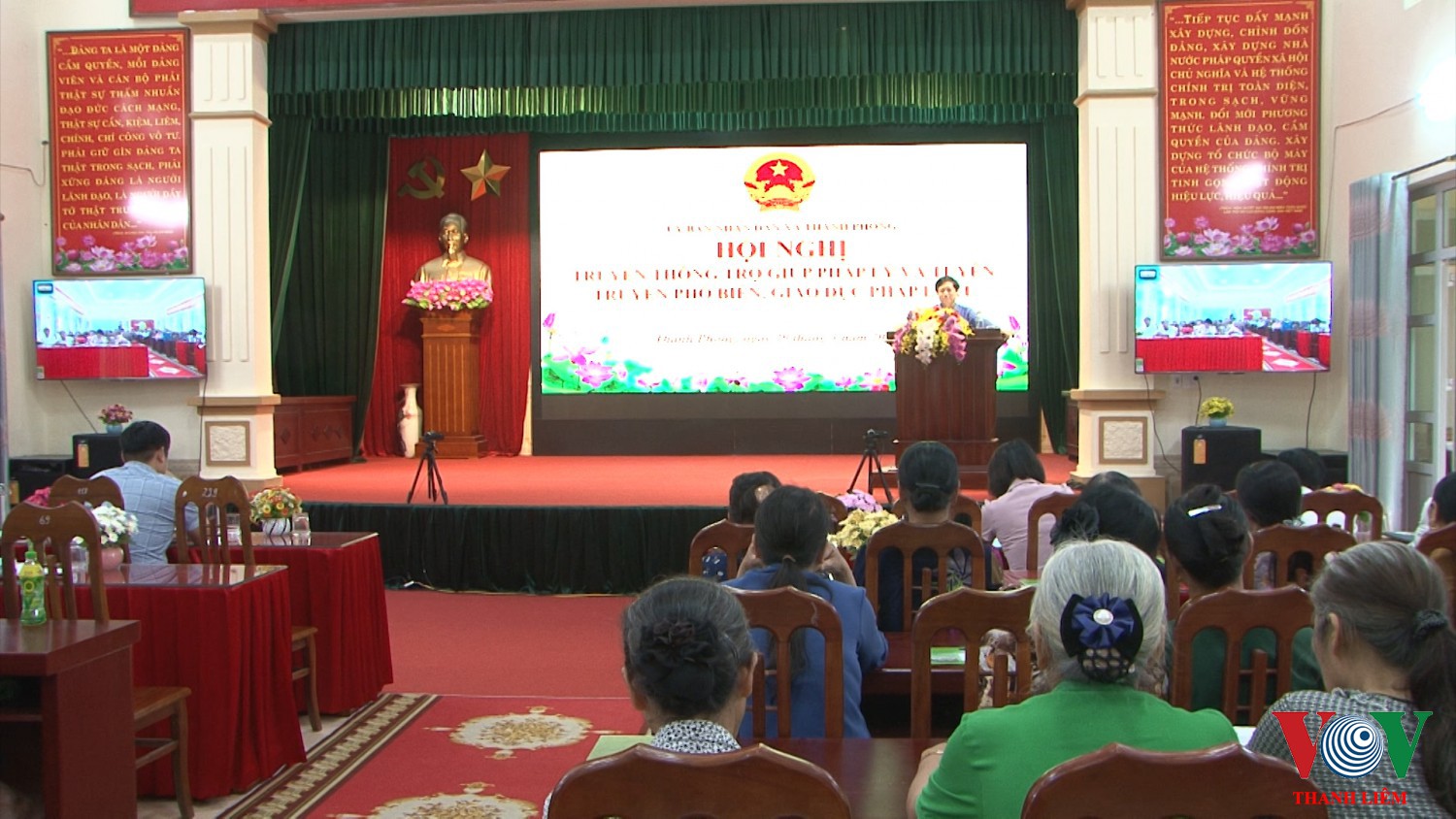 Đồng chí Nguyễn Văn Tình - GĐ TT Trợ giúp pháp lý   tuyên truyền trợ giúp pháp lý tại hội nghị. Ảnh: Khắc Hùng