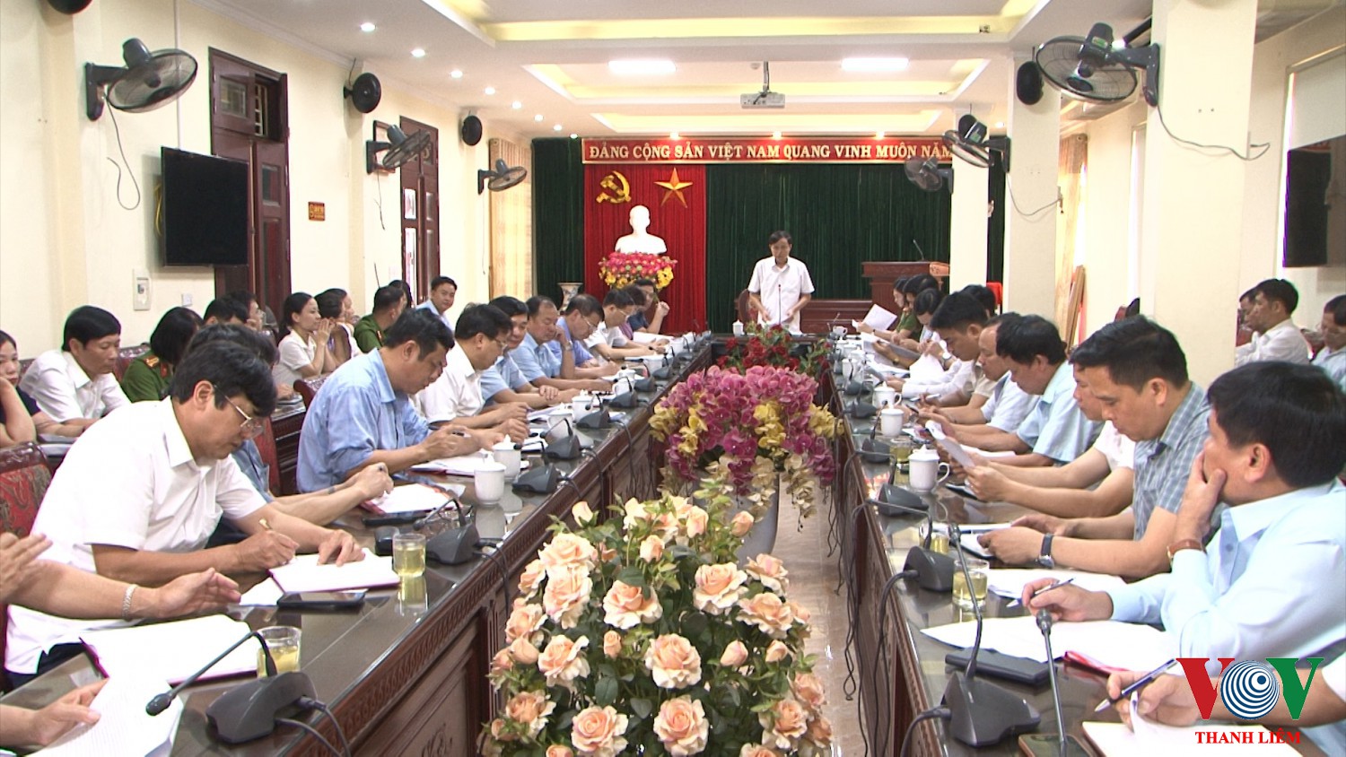 Đồng chí Trần Văn Quân - PCT UBND huyện chủ trì hội nghị. Ảnh: Khắc Hùng
