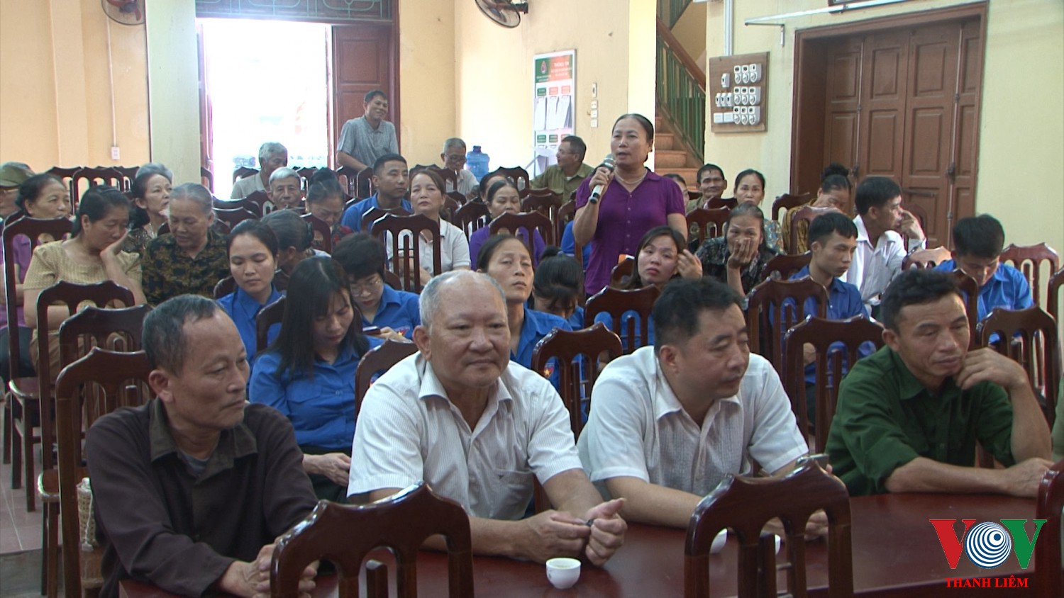 Hội viên hội phụ nữ ý kiến phản biện tại hội nghị
